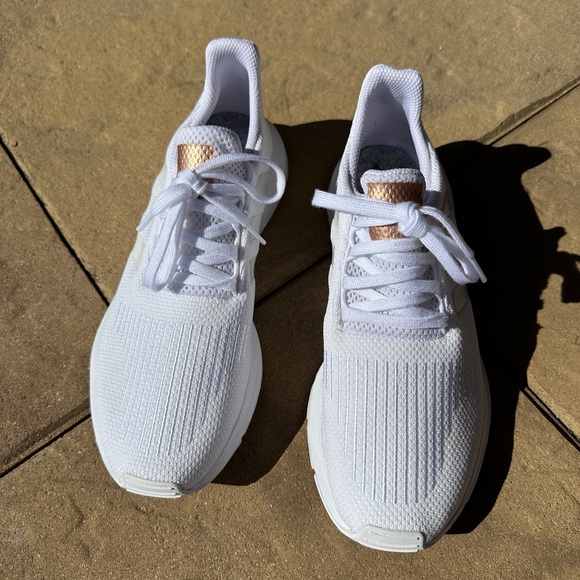 Adidas Swift Run - Picture 1 of 7